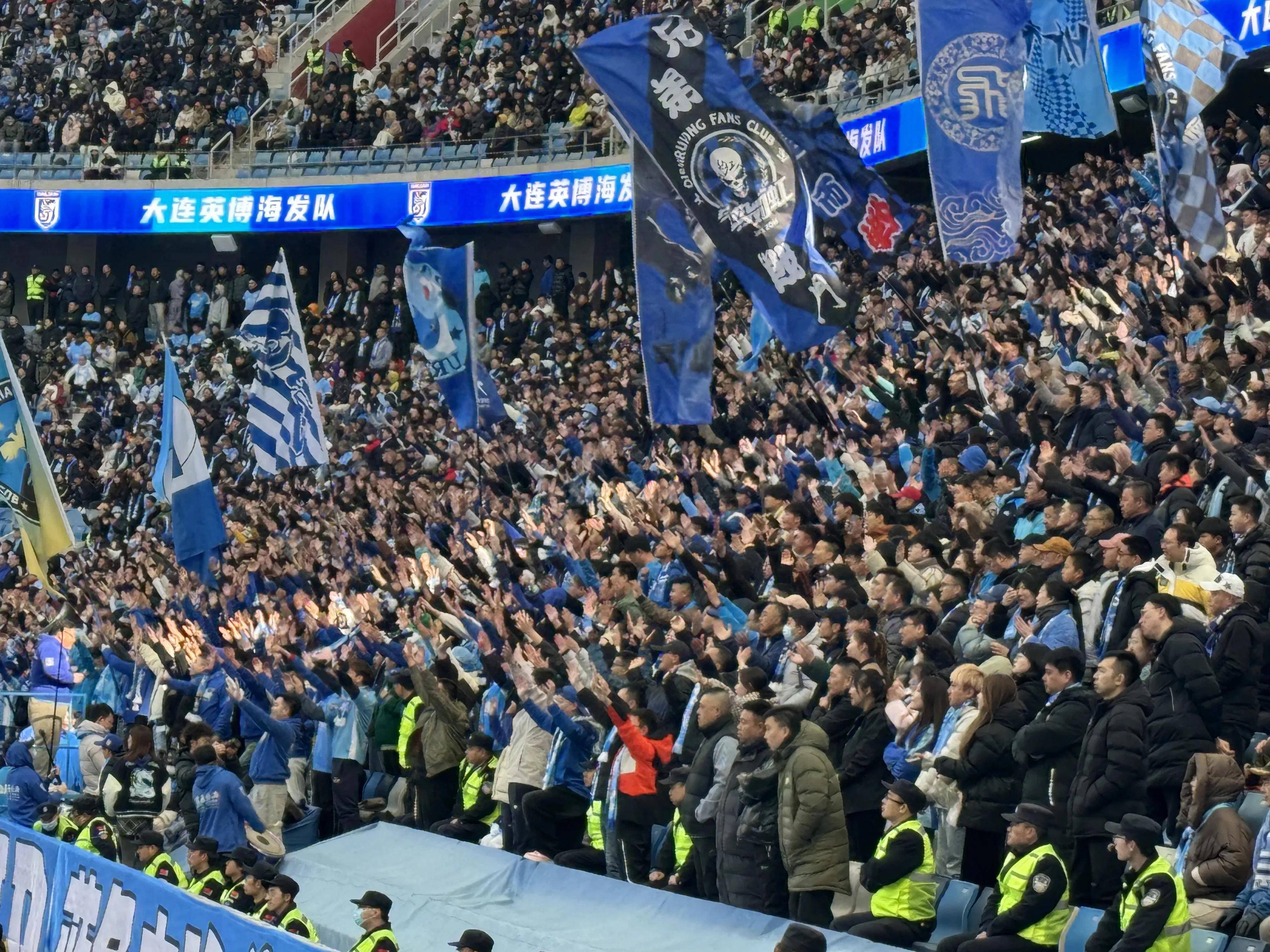 球队新装备亮相，球迷争相购买以表示支持的简单介绍