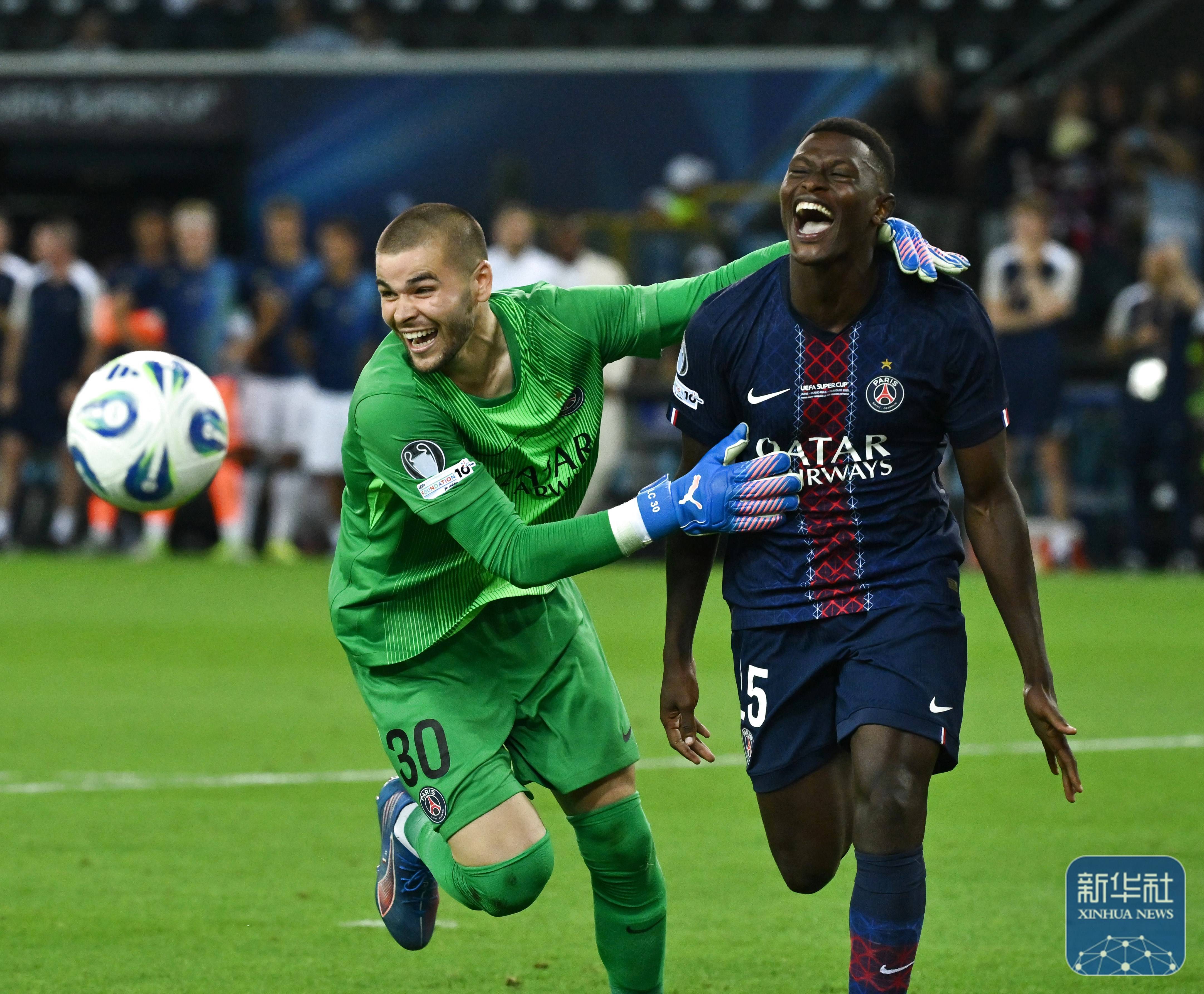 巴黎圣日耳曼球员奉献拼搏，争取进球的简单介绍