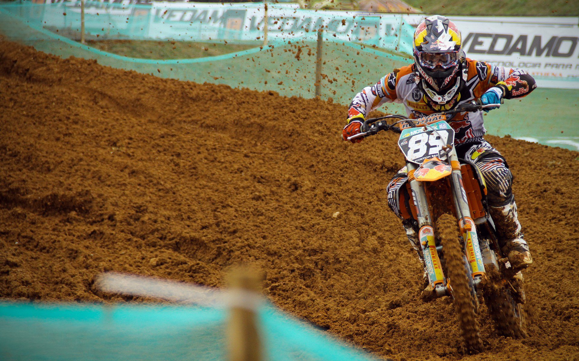 策略与勇气的交响，拉塞尔关键制胜，梅赛德斯如何翻盘红牛王朝